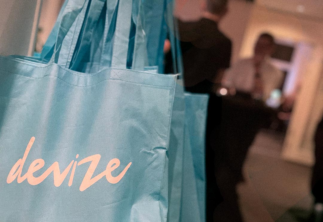 Tygpåsar med Devize logotyp på 'DAWG' 25 september 2025