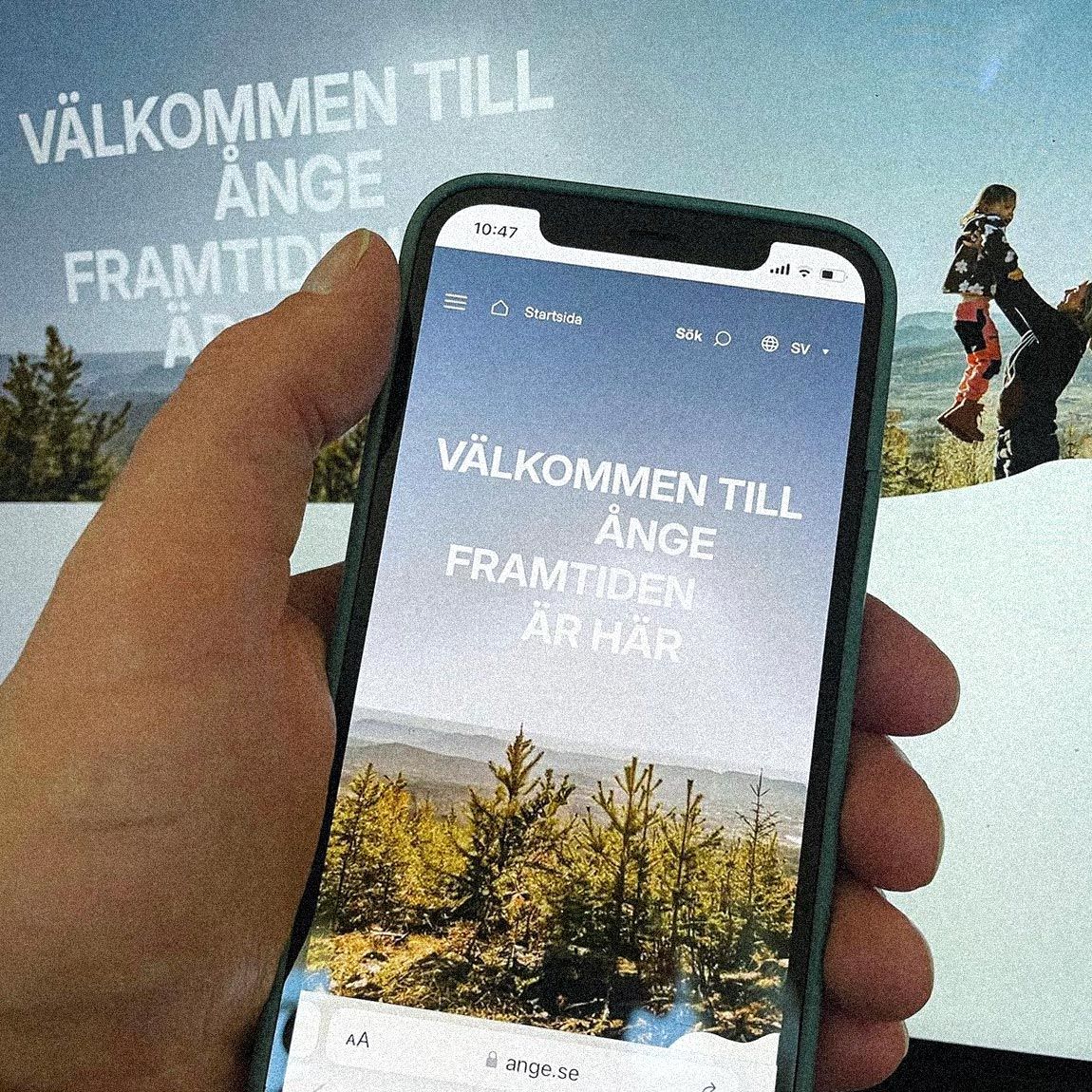 Ånges bya webbplats visas på mobiltelefon och datorskärm