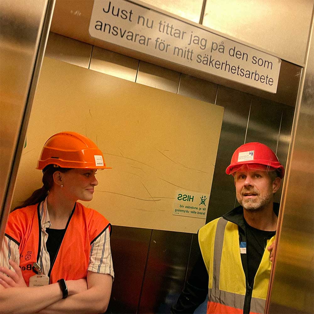 Medarbetare på Devize och Permitify i skyddshjälmar