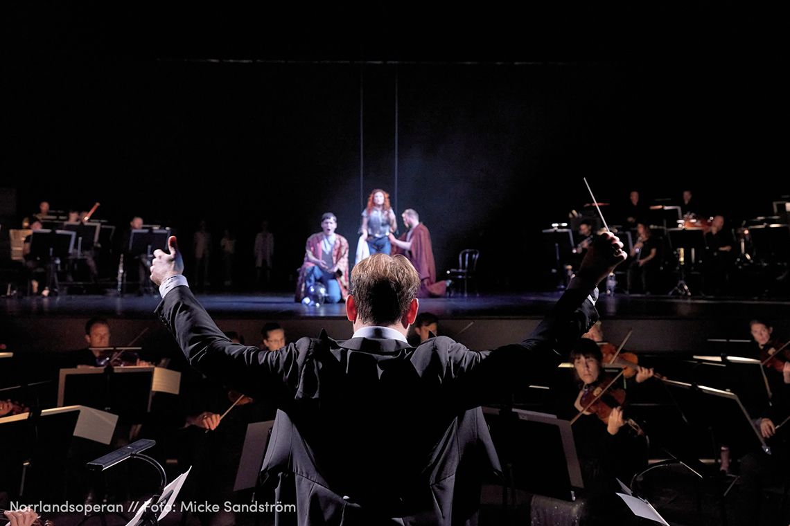 Dirigent vid en konsert på Norrlandsoperan