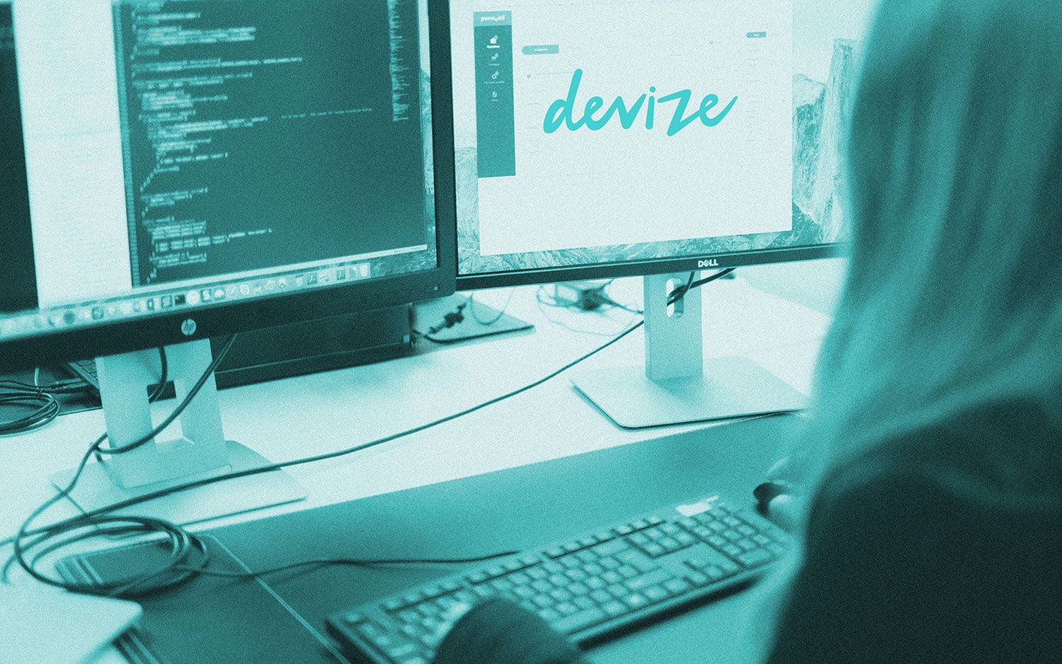 Systemutvecklare på Devize framför datorskärm med Devize logotyp