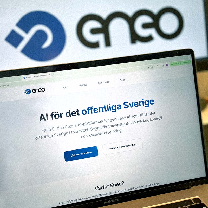 Datorskärmar som visar webbplatsen Eneo.ai - AI för det offentliga Sverige