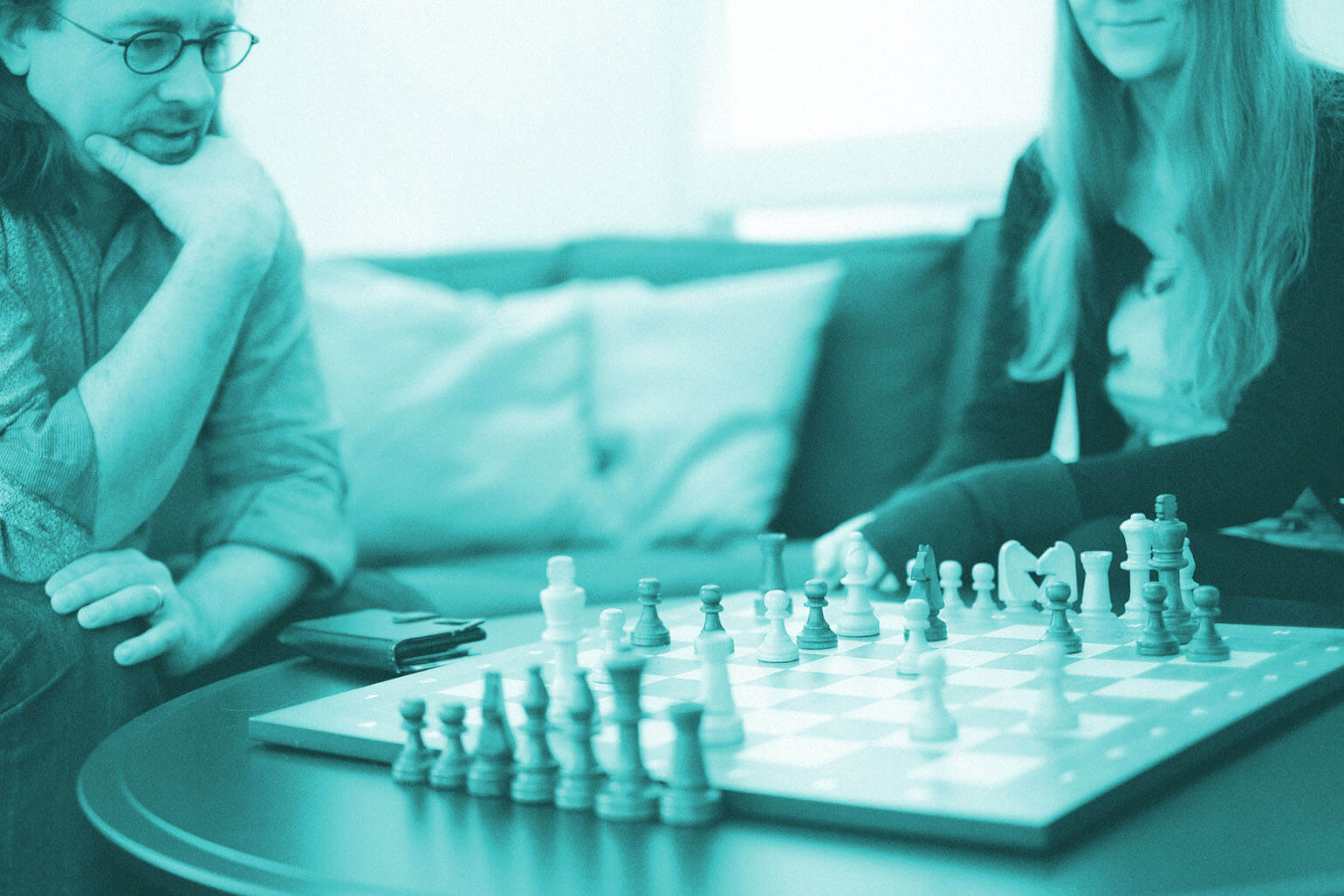 Anställda på Devize tänker vid schackbräde