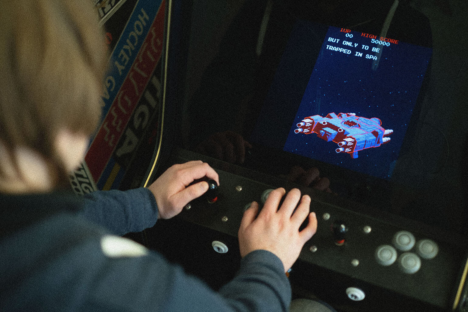 Anställd på Devize spelar ett arkadspel