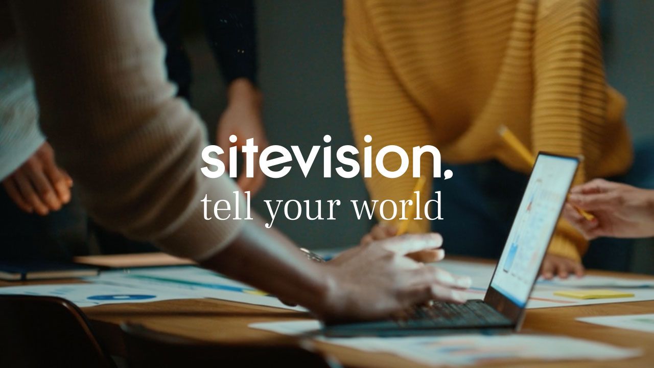 Människor vid dator, logotyp Sitevision - tell your world