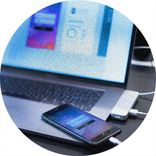 Devize apputveckling - Badge mobiltelefon med app igång på skärmen