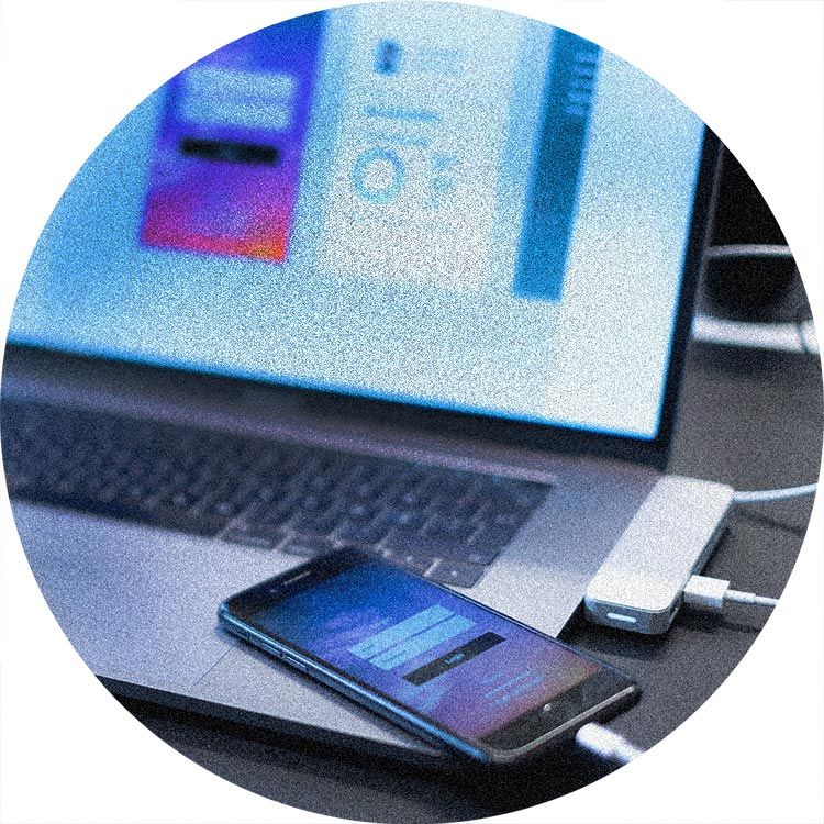 Devize apputveckling - Badge mobiltelefon med app igång på skärmen