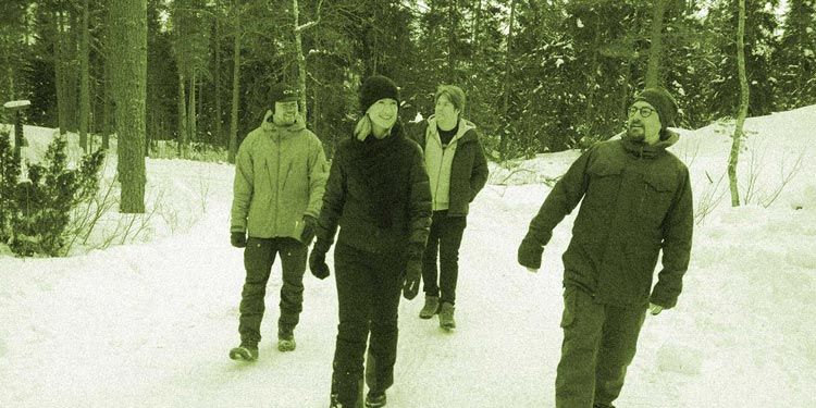 Medarbetare på Devize på vinterpromenad i skogen