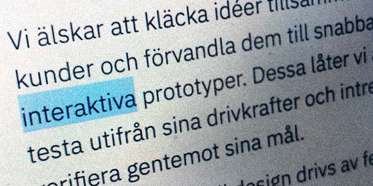 Närbild på sökordet 'interaktiva' blåmarkerat på skärm fylld av text