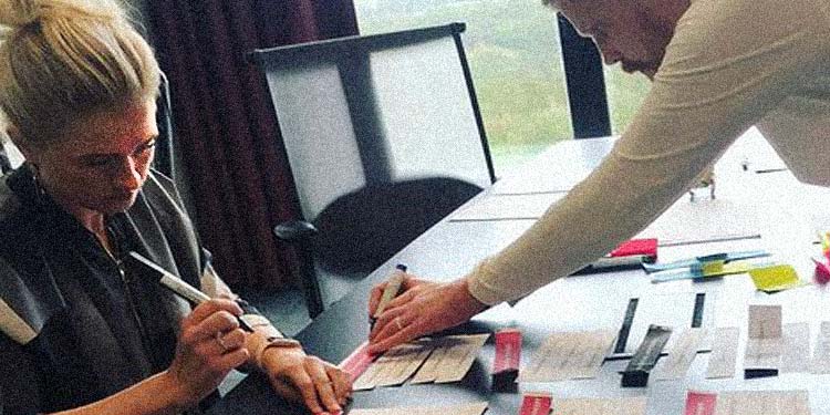 Medarbetare på Devize gör en cardsorting-övning i konferenslokal