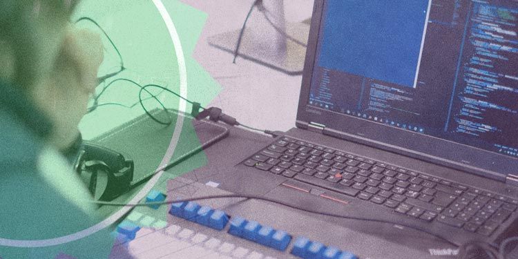 Systemutvecklare på Devize vid dator